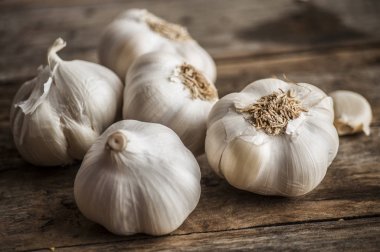 Arka plan üzerinde taze sarımsak