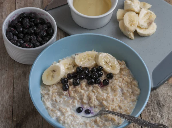 Ciotola di avena porridge o farina d'avena — Foto Stock