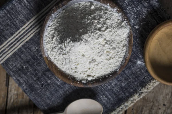 Bowl with baking flour — Stock Photo, Image