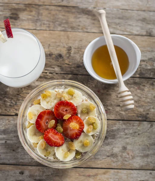 çilek ve muz kabın içinde kesmek