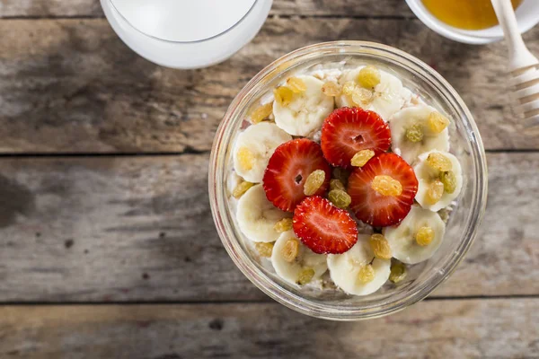 çilek ve muz kabın içinde kesmek