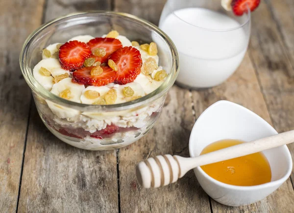 çilek ve muz kabın içinde kesmek