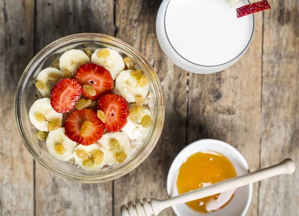 çilek ve muz kabın içinde kesmek