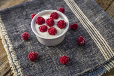 tatlı tatlı ahududu kase ile