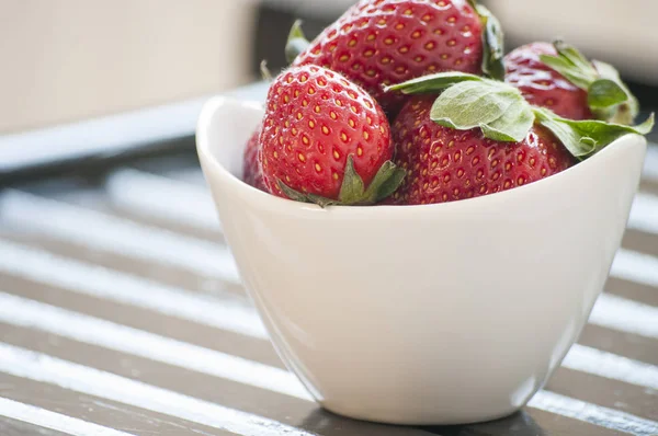 Ripe sweet strawberries in bowl — Stock Photo, Image