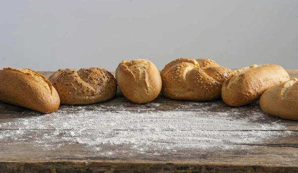 Φρέσκα ψωμιά στο ξύλινο τραπέζι — Φωτογραφία Αρχείου