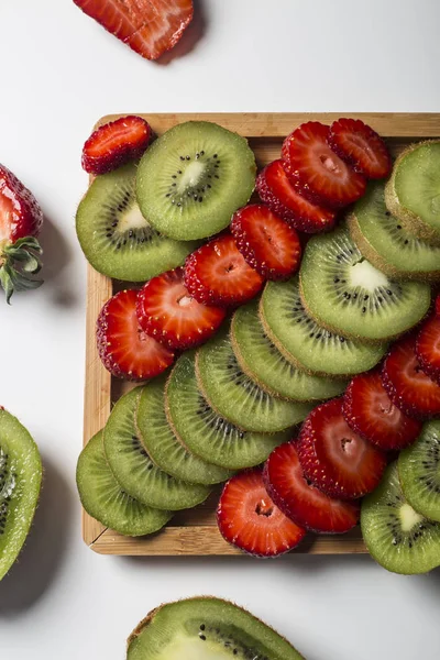 Dilim kivi meyve ve çilek