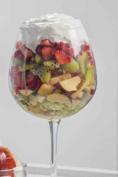 과일 및 와인 글라스에 크림 달콤한 디저트 — 스톡 사진