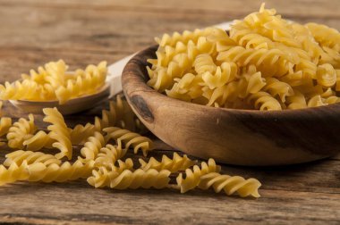 Pişmemiş makarna düdük bir ahşap kase