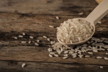 kaşık çiğ pirinç