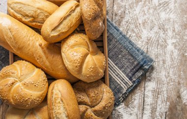 Ev yapımı Hamburger ekmeği içinde tepsi