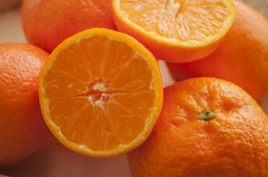 Turuncu tepsisinde ikiye ayırmak 