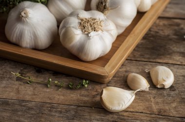 sarımsak ampuller ahşap tepsi 