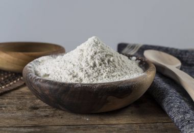 Beyaz ahşap bir kasede un 