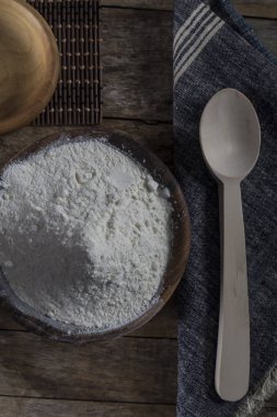 Beyaz ahşap bir kasede un 