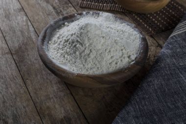 Beyaz ahşap bir kasede un 