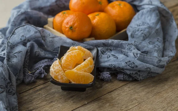 Ripe mandarins in bowl — Stock Photo, Image