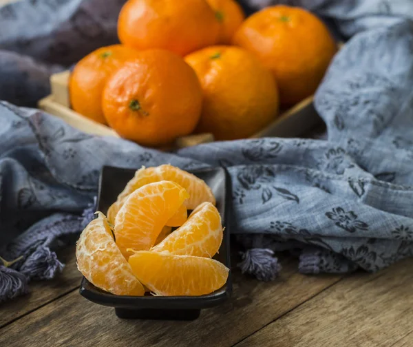 Ripe mandarins in bowl — Stock Photo, Image