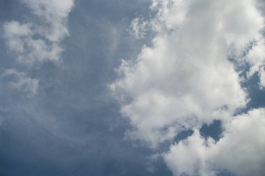 yaz mavi gökyüzü bulutlar