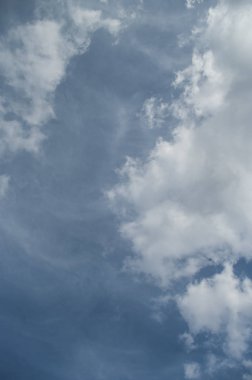 yaz mavi gökyüzü bulutlar