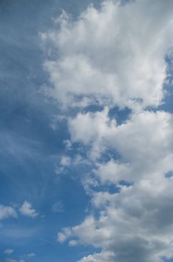 yaz mavi gökyüzü bulutlar