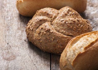 Rustik ortamda taze pişmiş ekmek