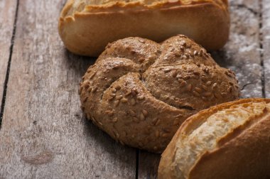 Rustik ortamda taze pişmiş ekmek