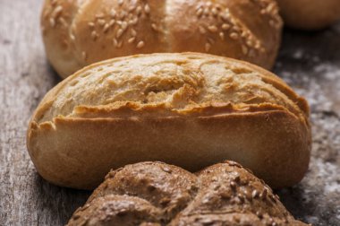 Rustik ortamda taze pişmiş ekmek