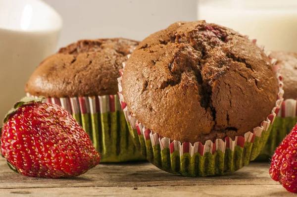 Chocolate muffins with strawberries — Stock Photo, Image