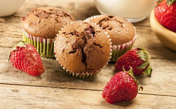 Chocolate muffins with strawberries — Stock Photo, Image