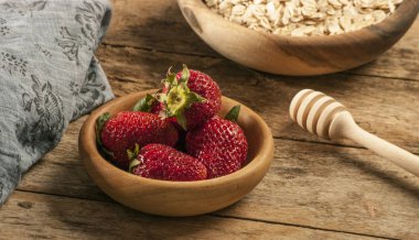 Chia tohum yulaf ezmesi. Kase mısır gevreği.