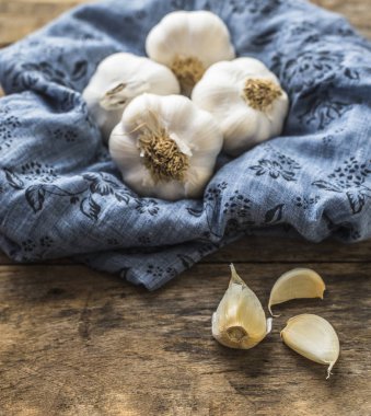 Organik sarımsak ahşap bir masa içinde belgili tanımlık geçmiş. Rustik tarzı. Üstten Görünüm. Metin için boş alan.