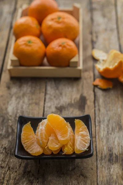 Mandarina citrina madura. tangerina mandarina laranja sobre fundo de madeira. Mandarinas em placa — Fotografia de Stock