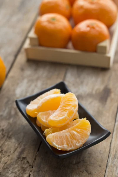 Ripe mandarine citrus . tangerine mandarine orange on wooden background. Mandarins in plate — Stock Photo, Image