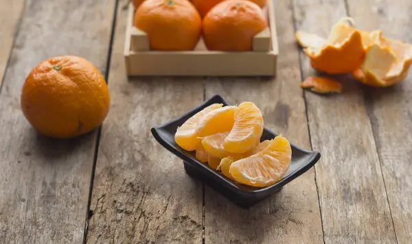 Ripe mandarine citrus . tangerine mandarine orange on wooden background. Mandarins in plate — Stock Photo, Image