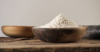 Beyaz ahşap bir kasede un