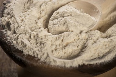 Beyaz ahşap bir kasede un