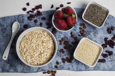 Yulaf ezmesi, çilek ve Chia tohum