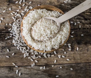 kaseye Kaşık ile pirinç 