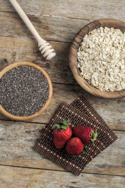 Yulaf ezmesi chia tohum ve çilek