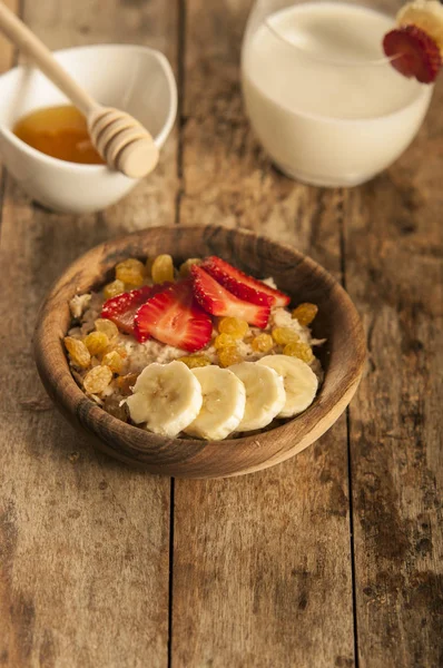 Yulaf ezmesi muz, çilek ve bardak süt