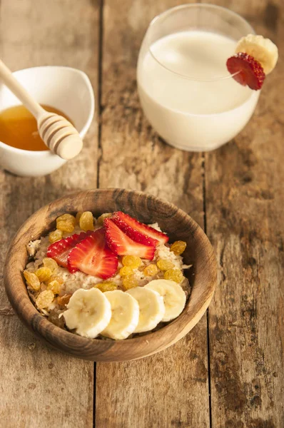 Yulaf ezmesi muz, çilek ve bardak süt