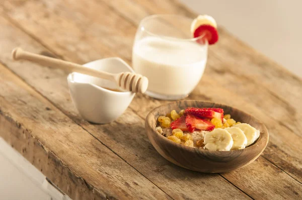 Yulaf ezmesi muz, çilek ve bardak süt