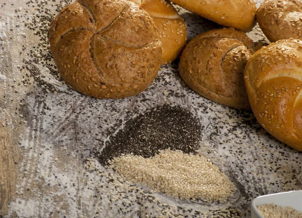 Καρδιά του σουσάμι με ψωμί ψωμάκια — Φωτογραφία Αρχείου