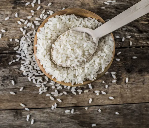 kaseye Kaşık ile pirinç 