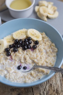 Yulaf ezmesi muz ve yaban mersini