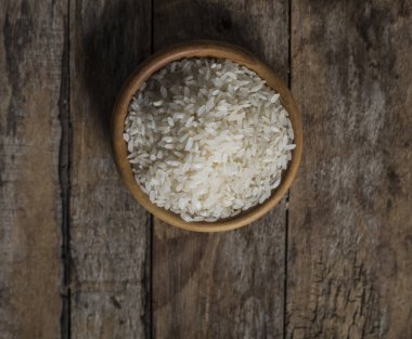 çiğ beyaz pirinç bir kase