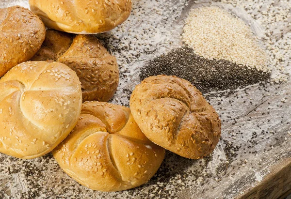 Pão de semente de papoila assado — Fotografia de Stock