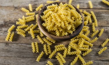 Ahşap bir kapta makarna düdük 