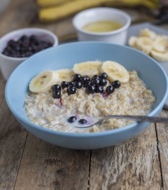 Yulaf ezmesi muz ve yaban mersini